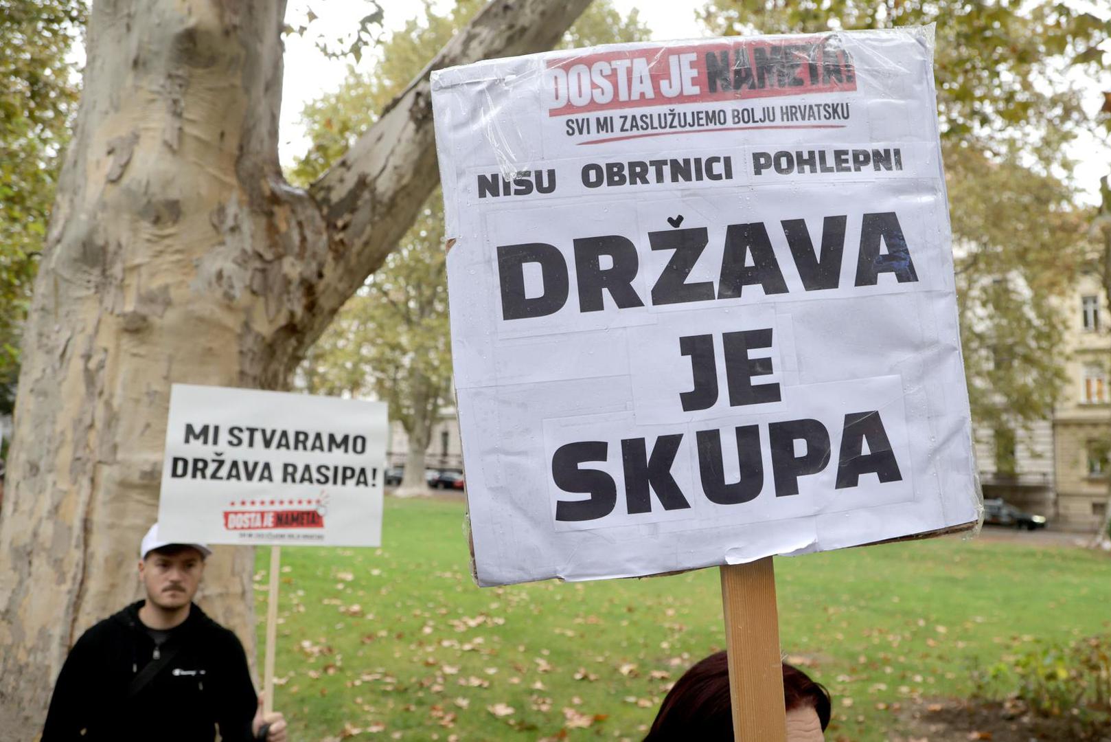Nezadovoljstvo su izrazili i transparentima s porukama poput „Poduzetnik nije bankomat”, „Javne službe za građane, ne uhljebe”, „Prestanite nam pomagati” i „Tko radi, boji se gladi”. Organizatori poručuju da žele upozoriti na položaj malih poduzetnika i obrtnika te zatražiti promjene koje bi im olakšale poslovanje i smanjile troškove.