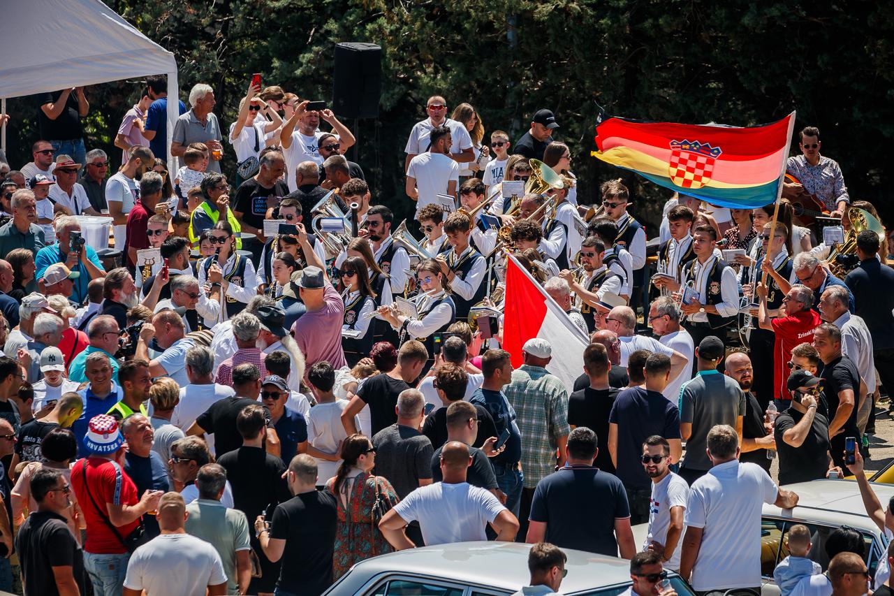 Imotski: Otvorenje spomenika Hrvatskom iseljeniku u obliku Meredesa isklesanog u kamenu