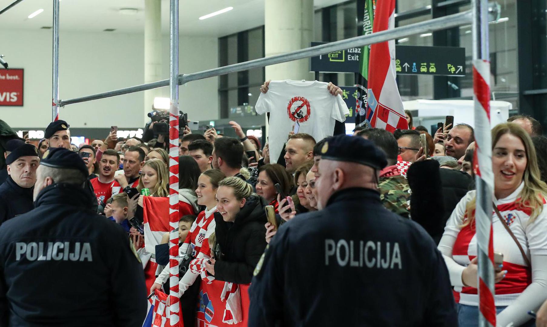 Nakon što su u Herningu osvojili europsku broncu, hrvatski rukometaši vratili su se noćas iz Danske, a u zagrebačkoj zrakoplovnoj luci Franjo Tuđman dočekalo ih je više stotina navijača.

