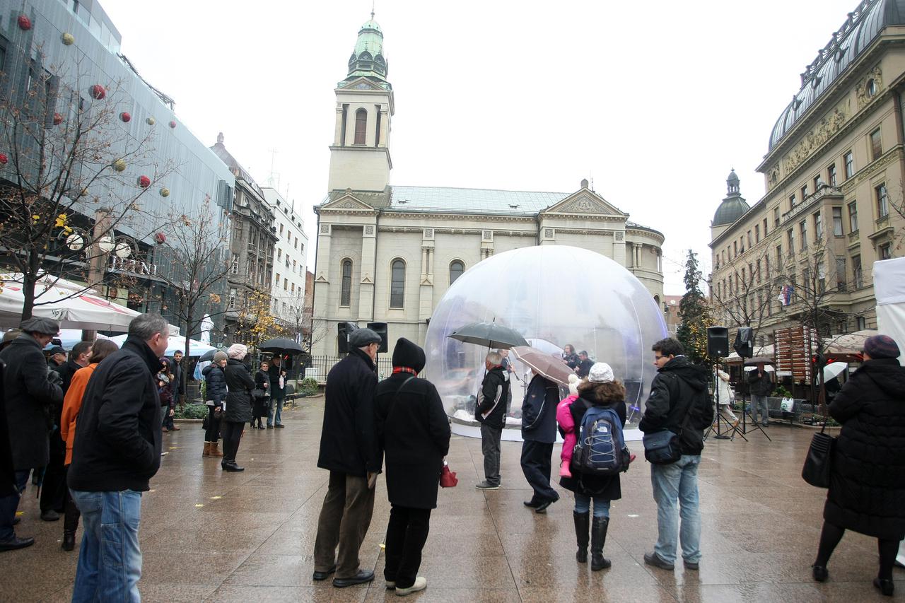 7.12.2014., Zagreb - Adventski ugodjaj u centru grada privukao veliki broj gradjana na kisno nedeljno prijepodne. Glazbeni sator na Cvjetnom trgu u kojem glazbenici sviraju klasiku i jazz.  Photo: Luka Stanzl/PIXSELL