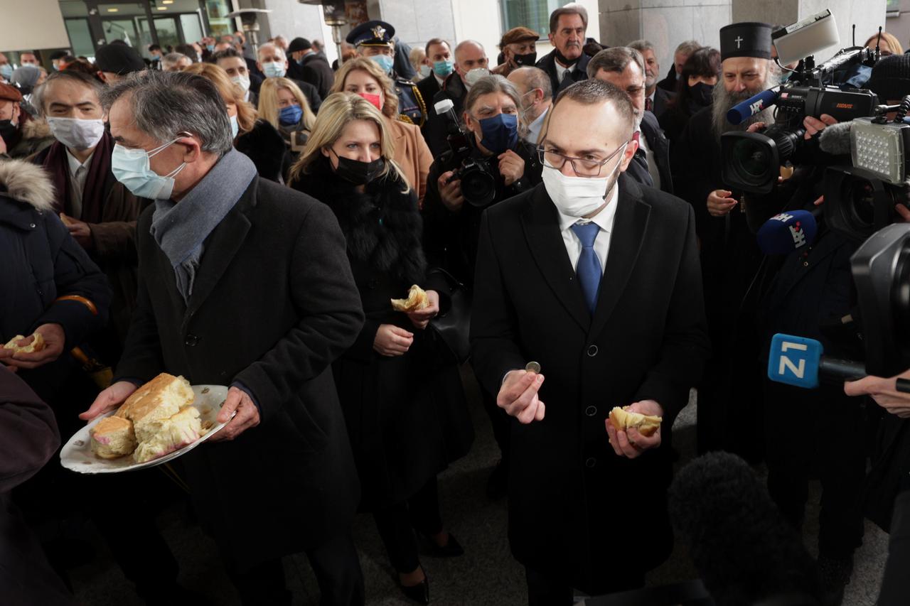 Zagreb: Tomašević izvukao novčić iz pogače na obilježavanju Božića po julijanskom kalendaru