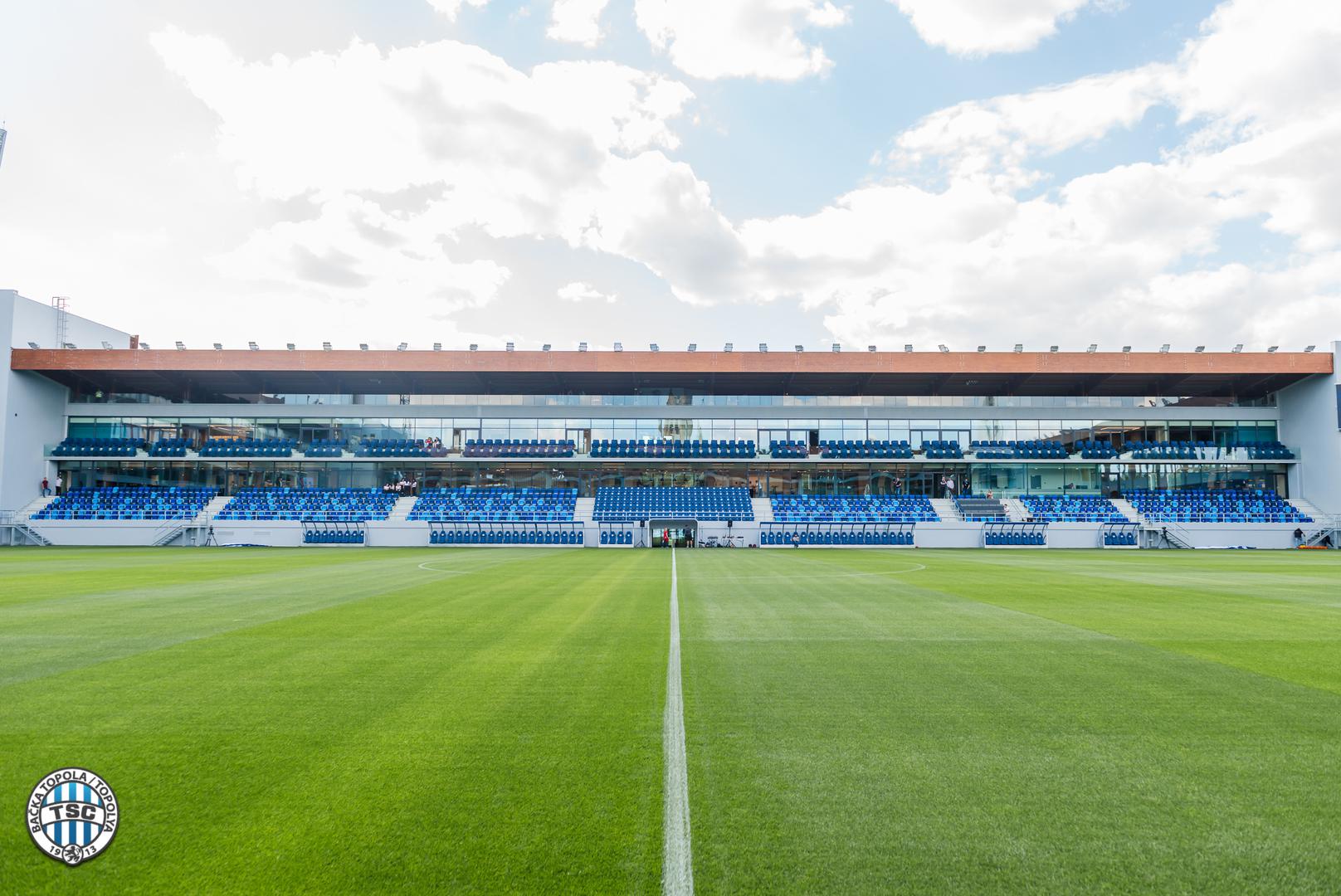 Nogometni teren TSC Arene u Bačkoj Topoli radila tvrtka koja je radila i teren na Santiago Bernabeuu u Madridu, domu Real Madrida, sa istim strojevima. Travnjak na TSC Areni tako je ponajbolji u regiji i Dinamo protiv Maccabija iz Tel Aviva imat će vrhunske uvjete za igru. 