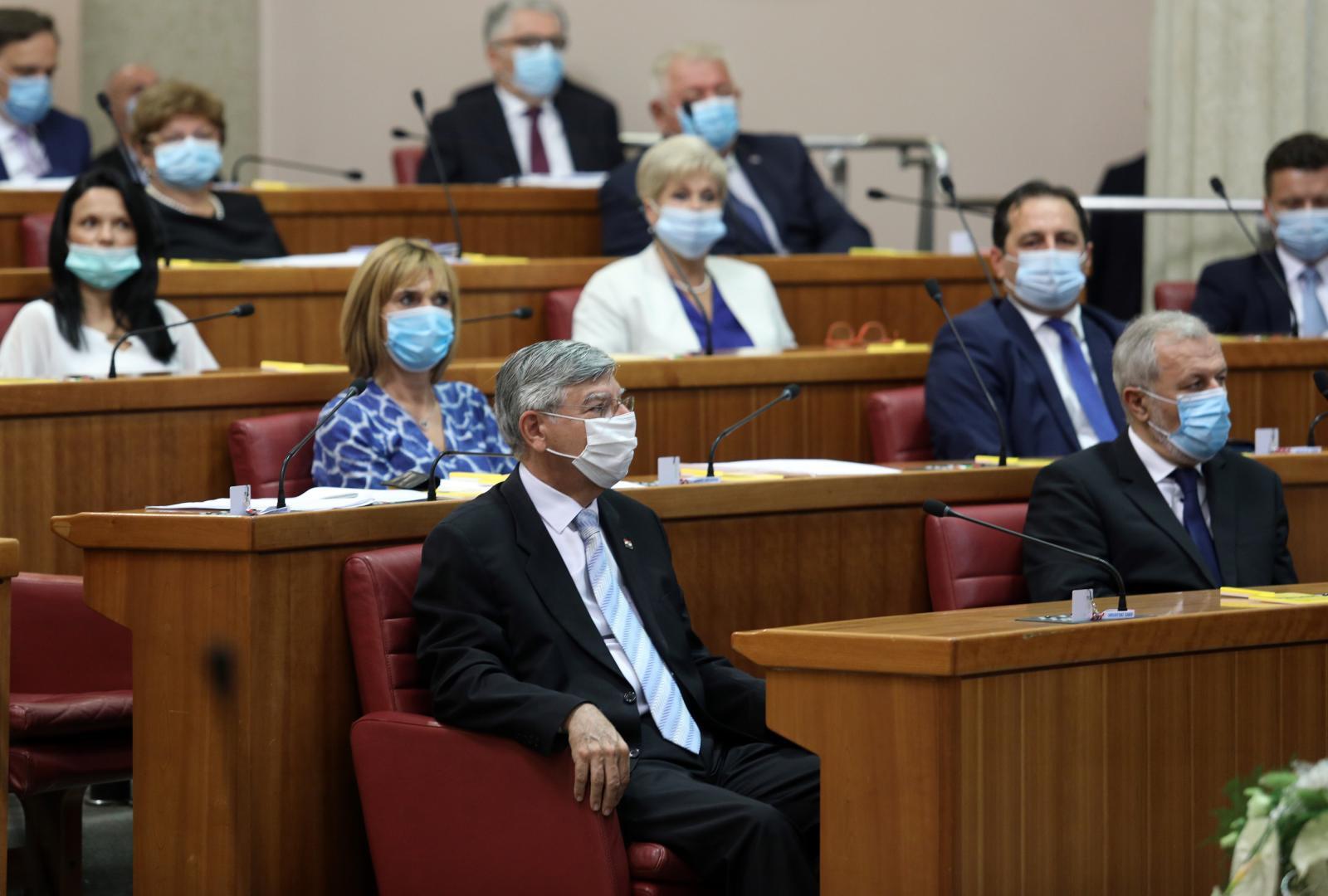 Većina zastupnika, pa i HDZ-ovih, nosila je obične, plave maske, no potpredsjednik Sabora iz redova HDZ-a akademik i liječnik Željko Reiner odabrao je bijelu.