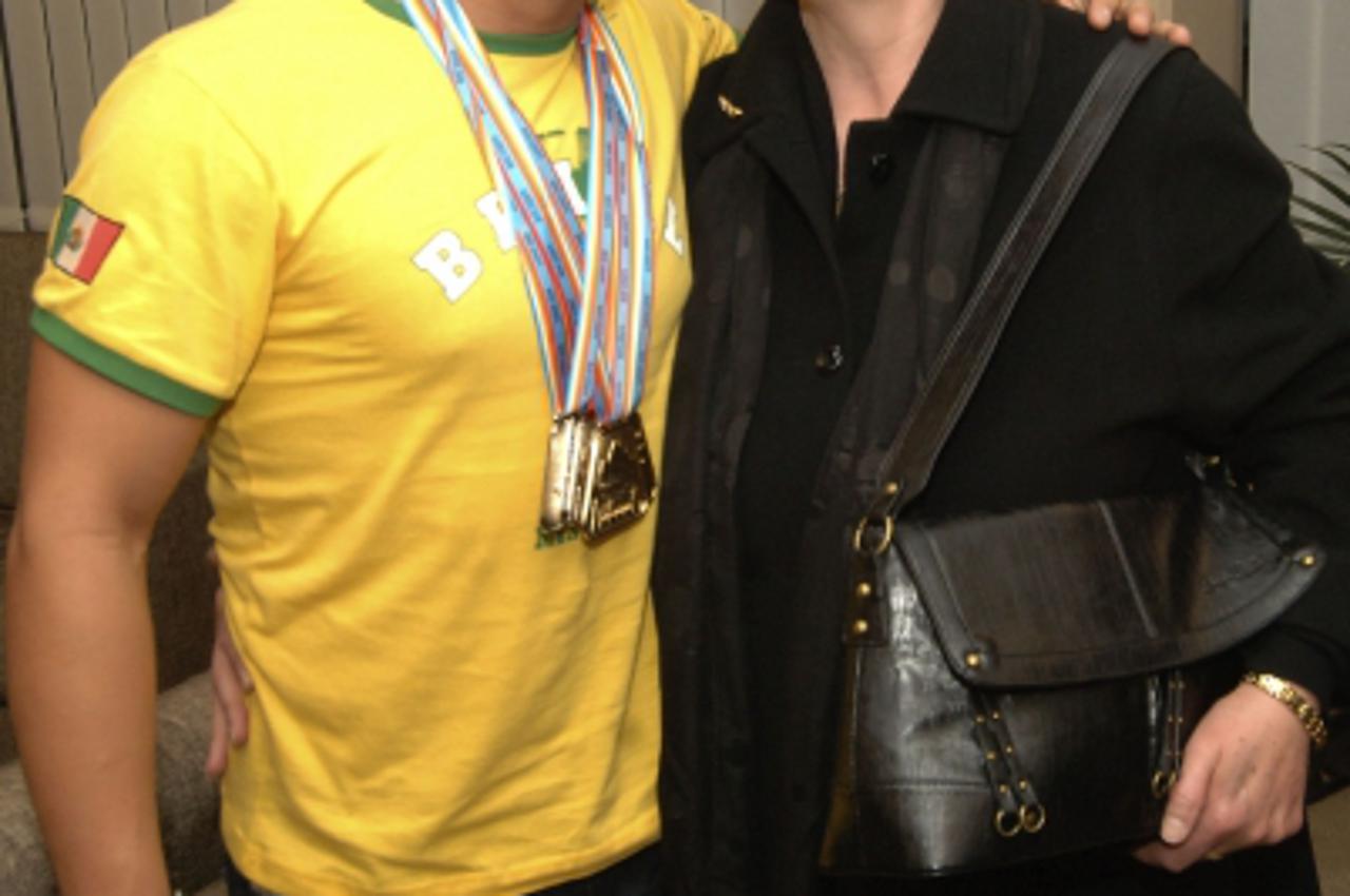 '10.12.2009., Dubrovnik - Docek Mihovila Spanje sa svjetskog prvenstva u plivanju u dubrovackoj zracnoj luci. Mihovil s mamom.  Photo: Zvonimir Pandza/Pixsell'