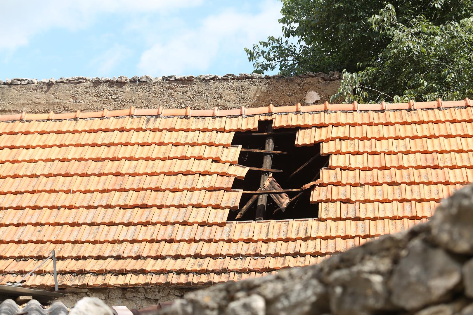 Kamenje se razletjelo po okolnim susjednim kućama i automobilima te ih oštetilo, prenose 24sata.