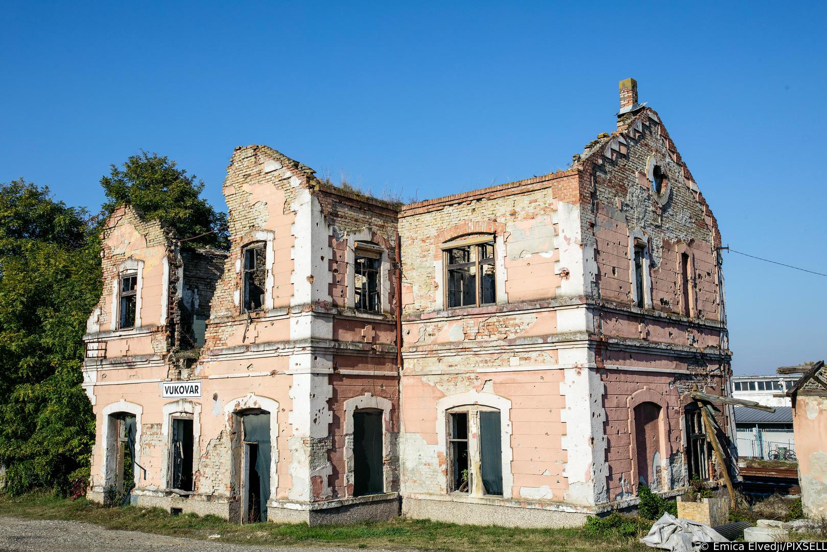 29.10.2021., Vukovar - Vukovar-mjesto posebnog domovinskog pijeteta. Blizi se 30. godisnjica okupacije Vukovara i suzivot se polako vraca u ovaj grad iako su ratne rane jos uvijek prisutne. U samom centru grada vidljivi su kontrasti obnovljenih i neobnovljenih zgrada. Razruseni Zeljeznicki kolodvor
