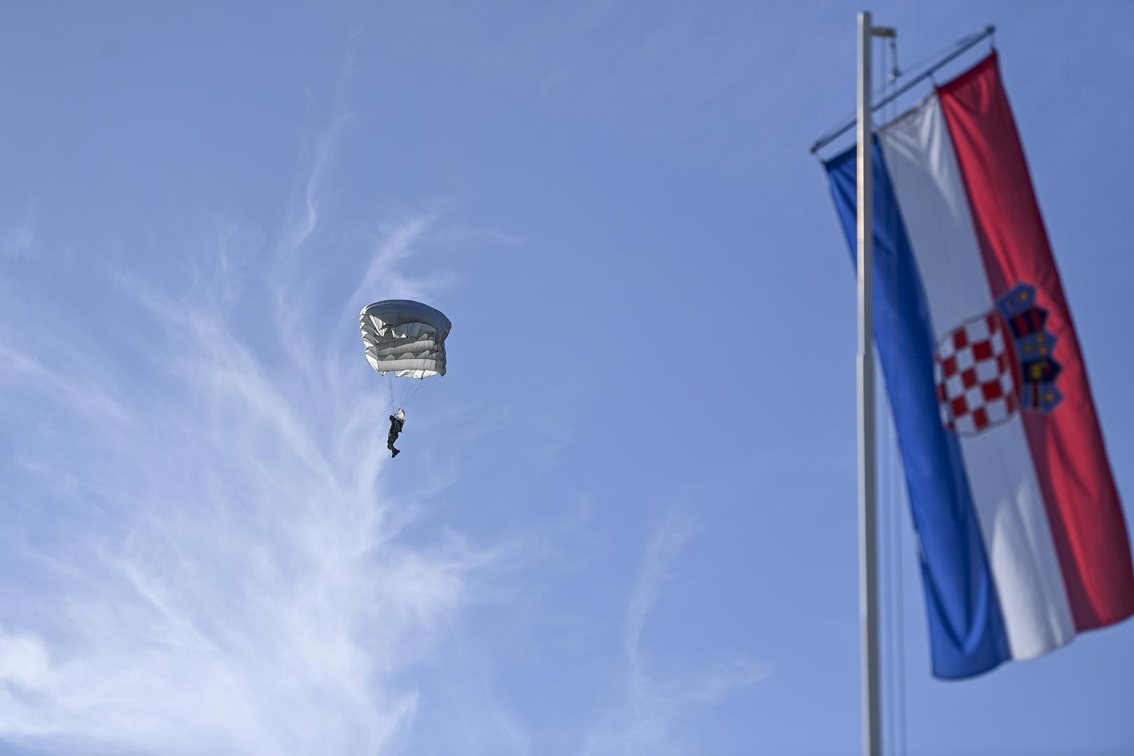 "Da smo imali ovu opremu, ne bi '90., '91. ni došlo do onoga što su oni zamislili učiniti Hrvatskoj. Ne bi im palo na pamet to napraviti. Ali su napravili jer su mislili da smo slabi i da nećemo uspjeti. Uspjeli smo i onakvi nenaoružani, ali smo išli svjesni da nam je to bila povijesna prilika da imamo vlastitu državu napokon. I zato danas činimo upravo to - opremanje, usavršavanje, investiranje u Hrvatsku vojsku zbog doktrine odvraćanja da ne bi nekome palo na pamet u budućnosti ono što su oni učinili '91. godine", poručio je. 
