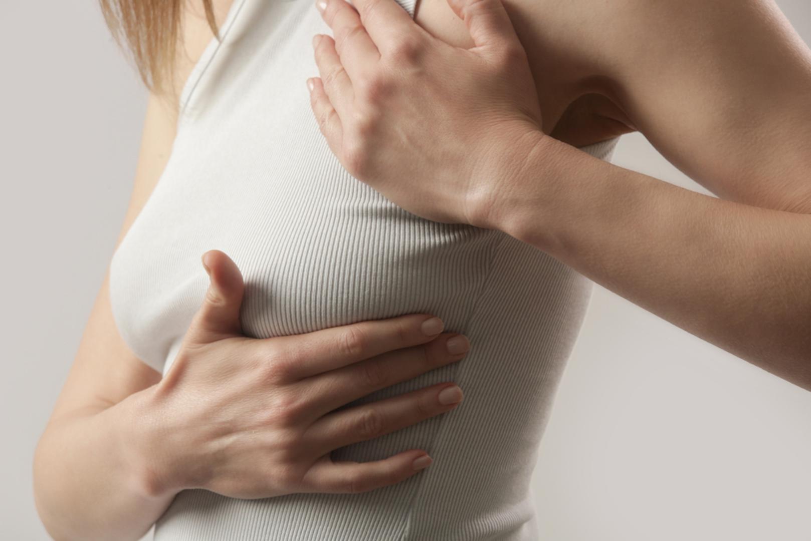 Kvržica ili neobična oteklina: Jedan od najčešćih znakova koji zahtijevaju pažnju jest nova kvržica ili oteklina na tijelu. Može se pojaviti na dojci, vratu, ispod pazuha, u preponama ili na testisima, a ljudi je često zanemare upravo zato što ne boli. Iako svaka kvržica nije znak raka, svaku novu, neobjašnjivu ili dugotrajnu promjenu treba pokazati liječniku.