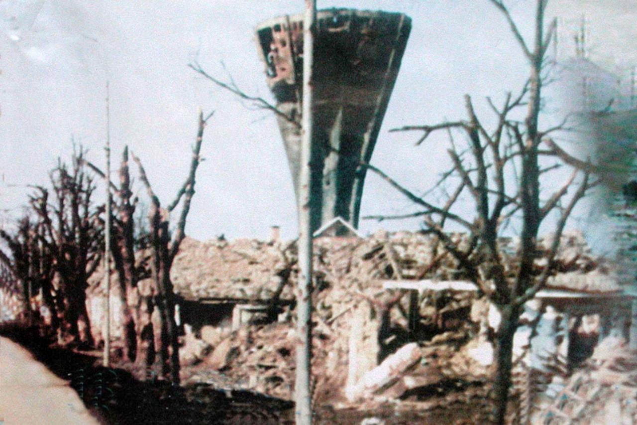 'deb.........vukovar..........1991. vukovar 1991.godine-pogled s mitnice prema vodotornju presnimio gordan panic'