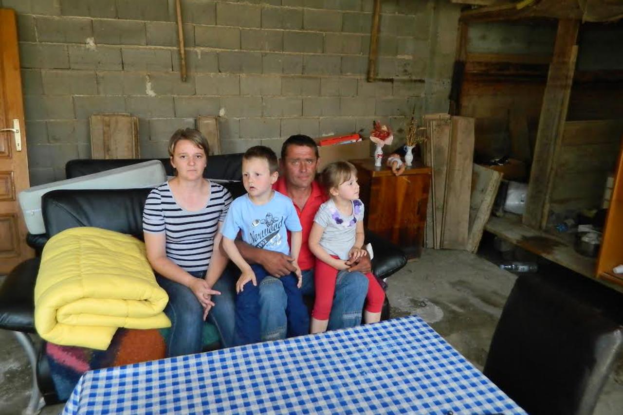 Obitelj Mirka i Nataše Andrašić u Rajevu Selu