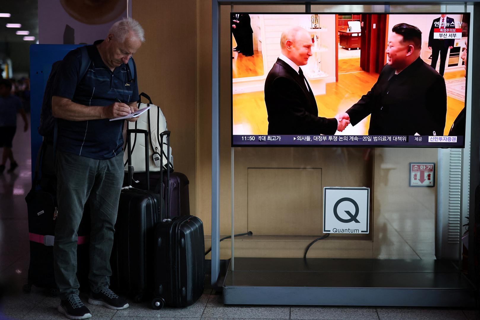 State Department je rekao da je "prilično izvjesno" da će Putin zatražiti oružje za rat u Ukrajini. Moskva i Pjongjang niječu transfere oružja, ali su obećali pojačati vojne veze, možda održati i zajedničke vježbe.