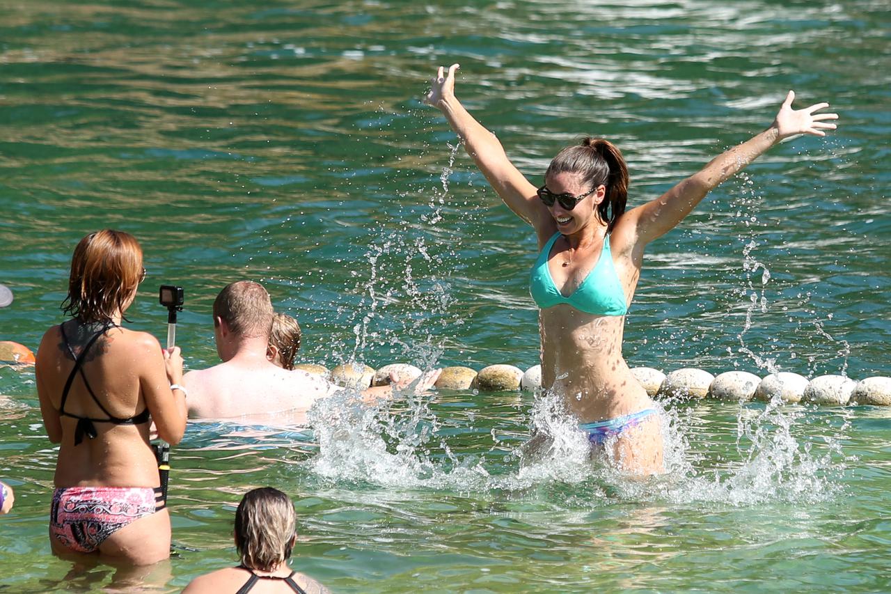 Mnogi turisti nakon obilaska Nacionalnog parka potraže osvježenje u rijeci Krki