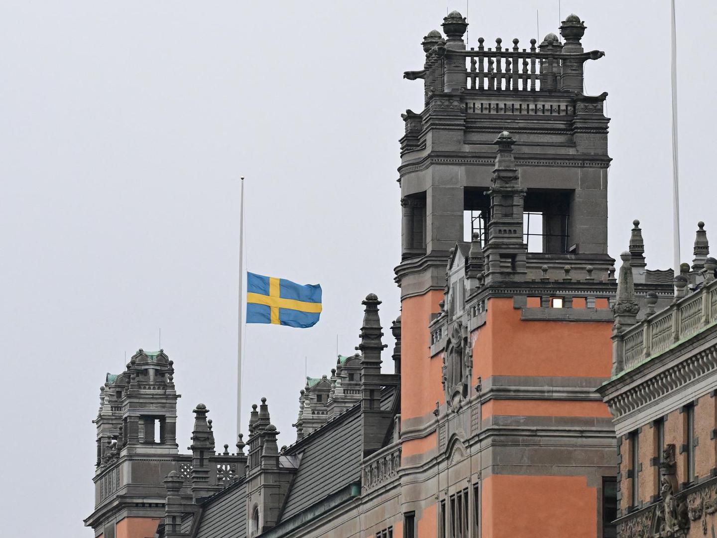 Swedish flag flies at half-mast, following yesterday's school shooting in Orebro, on the government offices (Rosenbad) in Stockholm, Sweden February 5, 2025. TT News Agency/Jonas Ekstromer via REUTERS      ATTENTION EDITORS - THIS IMAGE WAS PROVIDED BY A THIRD PARTY. SWEDEN OUT. NO COMMERCIAL OR EDITORIAL SALES IN SWEDEN. Photo: Jonas Ekstromer/TT/REUTERS