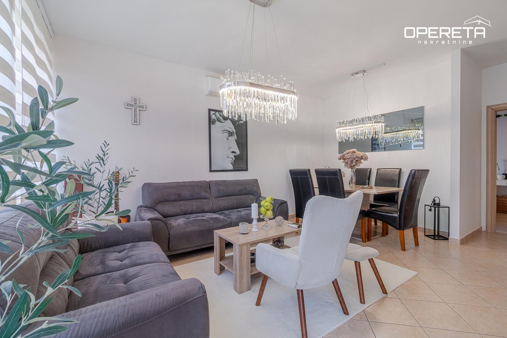 Riječ je o jednosobnom stanu, koji se nalazi u prizemlju stambene zgrade s ukupno dva kata, izgrađene 2004. godine te ima ukupnu površinu od 48 m². 