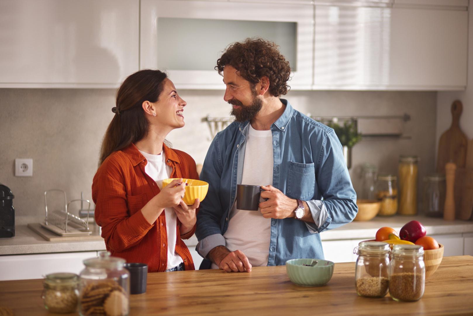 Jutro je vrijeme kada se i želudac tek pokreće pa ono što prvo stavimo u njega itekako određuje energiju, fokus i stabilnost šećera u krvi kroz ostatak dana. Neke namirnice na prazan želudac podižu kiselinu, ubrzavaju otpuštanje hormona stresa ili stvaraju oscilacije u glukozi koje završavaju umorom i žudnjom za grickalicama. Evo što biste od hrane i pića trebali izbjegavati ujutro.