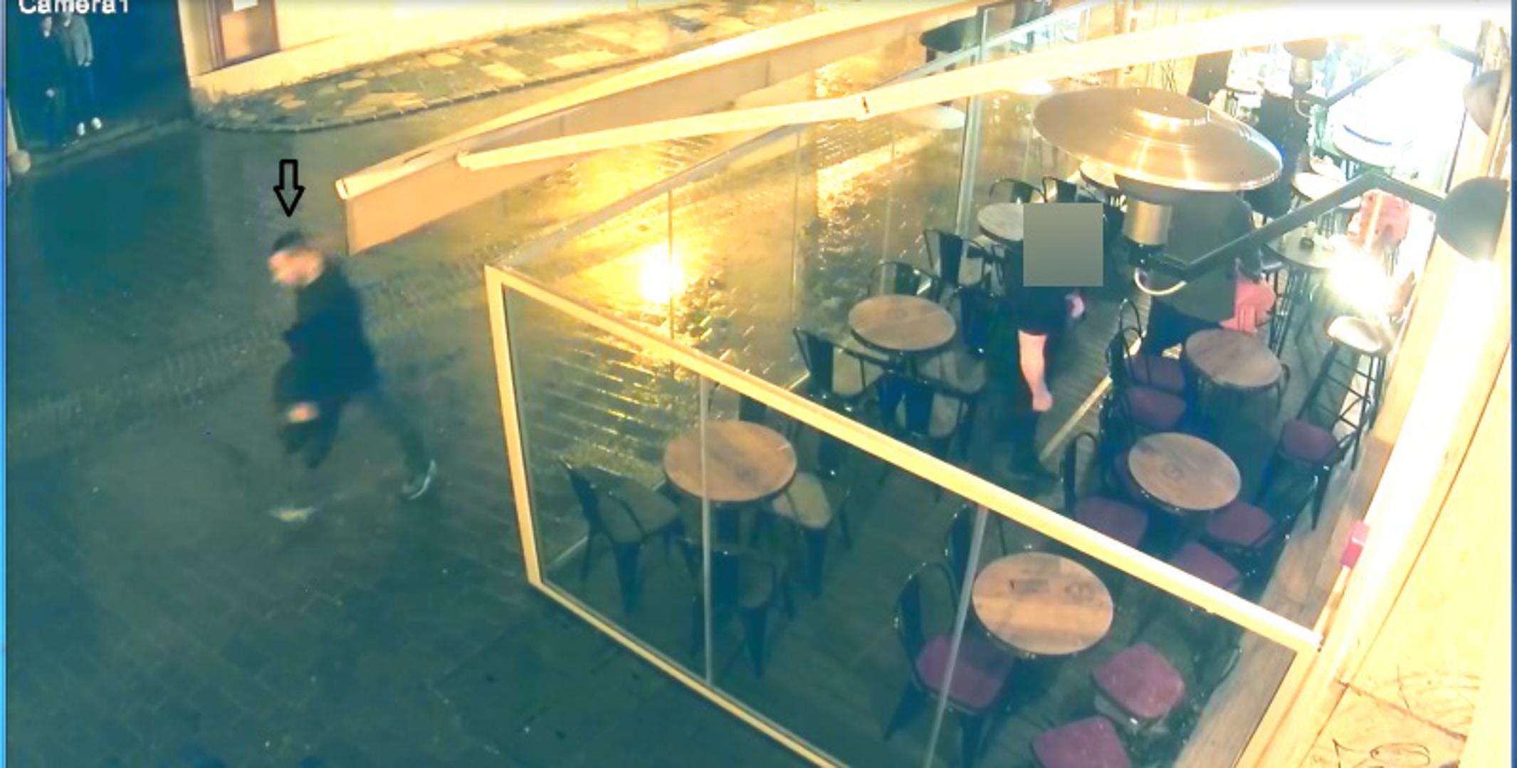 Zagrebačka policija danas je objavila fotografije muškarca za kojeg pretpostavljaju da raspolaže saznanjima o kaznenom djelu teške tjelesne ozljede na štetu 26-godišnjeg državljanina Maroka.