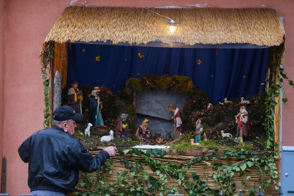 22.12.2016., Jakusevac, Zagreb - Pripreme i tradicijski obicaji za Bozic u zagrebackim kvartovima.   Josip Furic.  Photo: Igor Soban/PIXSELL