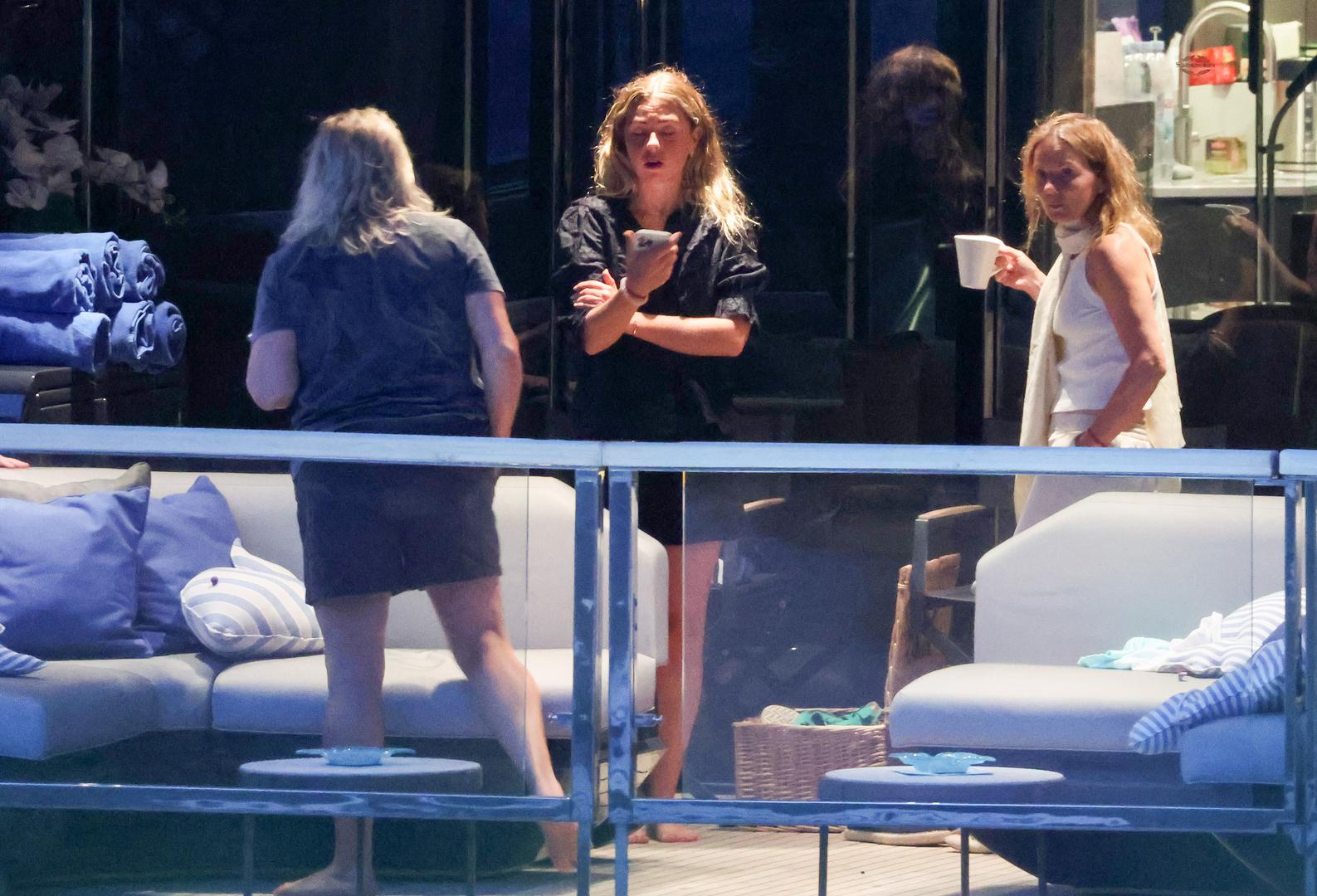 Bivša članice grupe Spice Girls, Geri Halliwell snimljena je na jahti Majic u blizini Pelješca. Popularna pjevačica na odmor u Hrvatsku stigla je sa suprugom Christianom Hornerom i njihovom djecom.