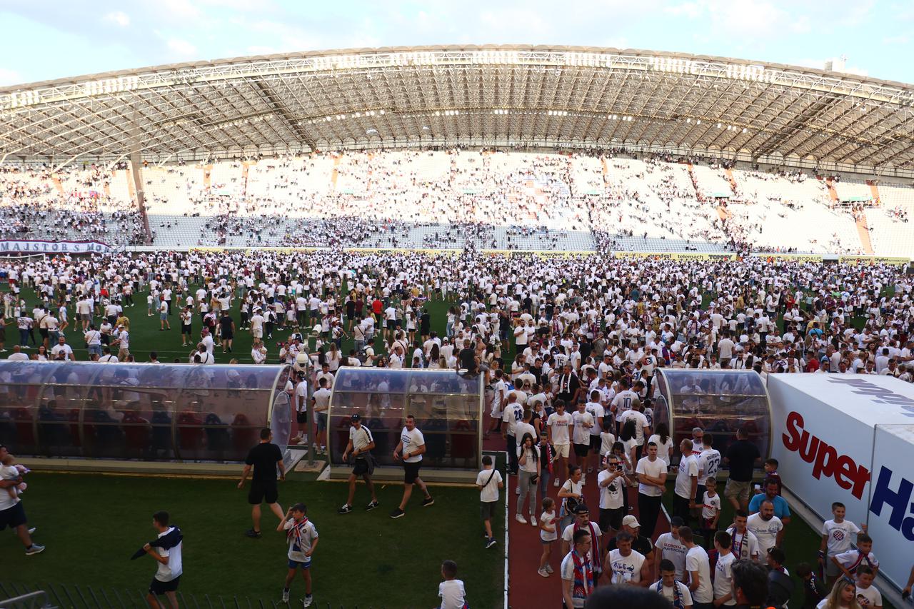 Split: Navijači ušli u teren na završetku  utakmice  Hajduk - Šibenik