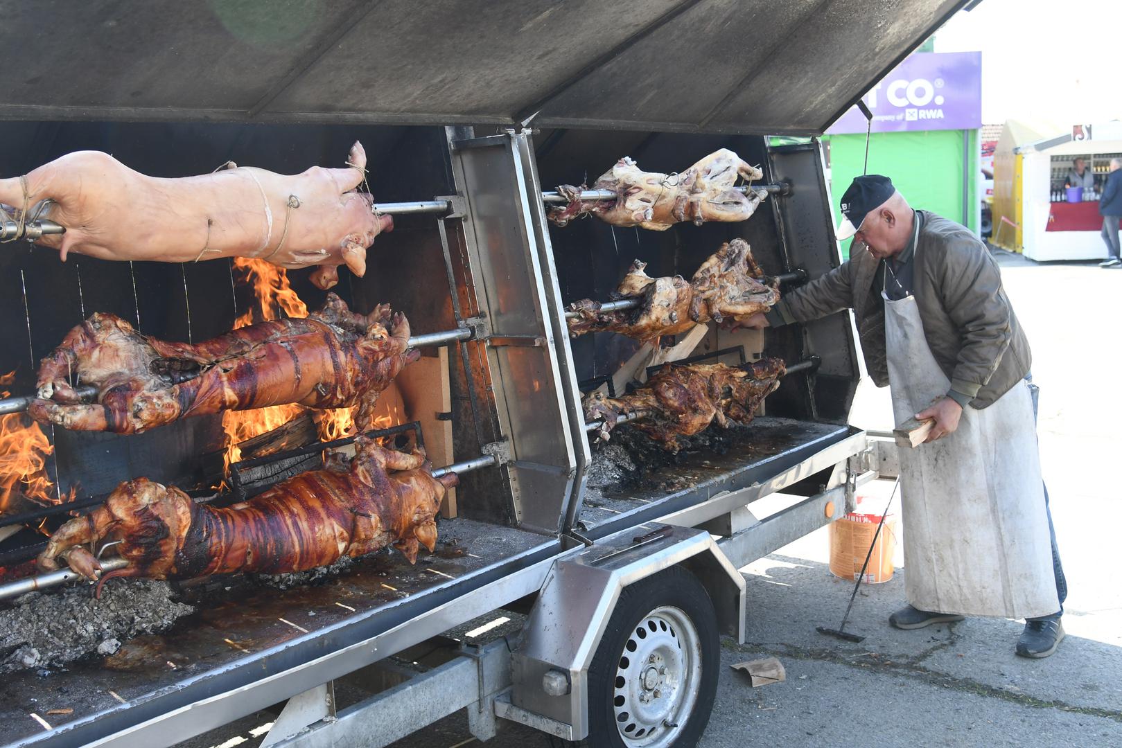Dakle, na sajmu se može fino pojesti i popiti, ali i kupiti mnogo toga.