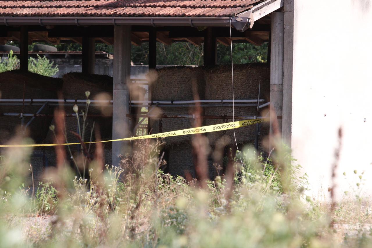 Gradačac: Policijski očevid na farmi na kojoj je Nermin Sulejmanović počinio samoubojstvo
