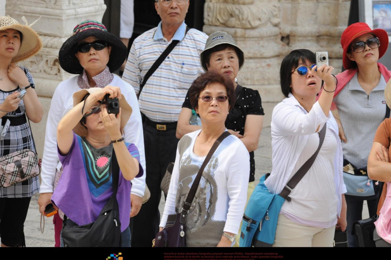 '05.07.2010., Sibenik -  U Sibeniku sve vise turista iz Japana koji sa zadovoljstvom razgledaju stari dio grada Sibenika Photo: Hrvoje Jelavic/PIXSELL'