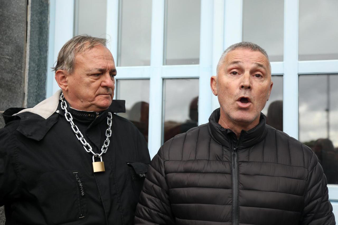Šibenik: Prosvjednici zaključali Gradsku upravu lancem i lokotom