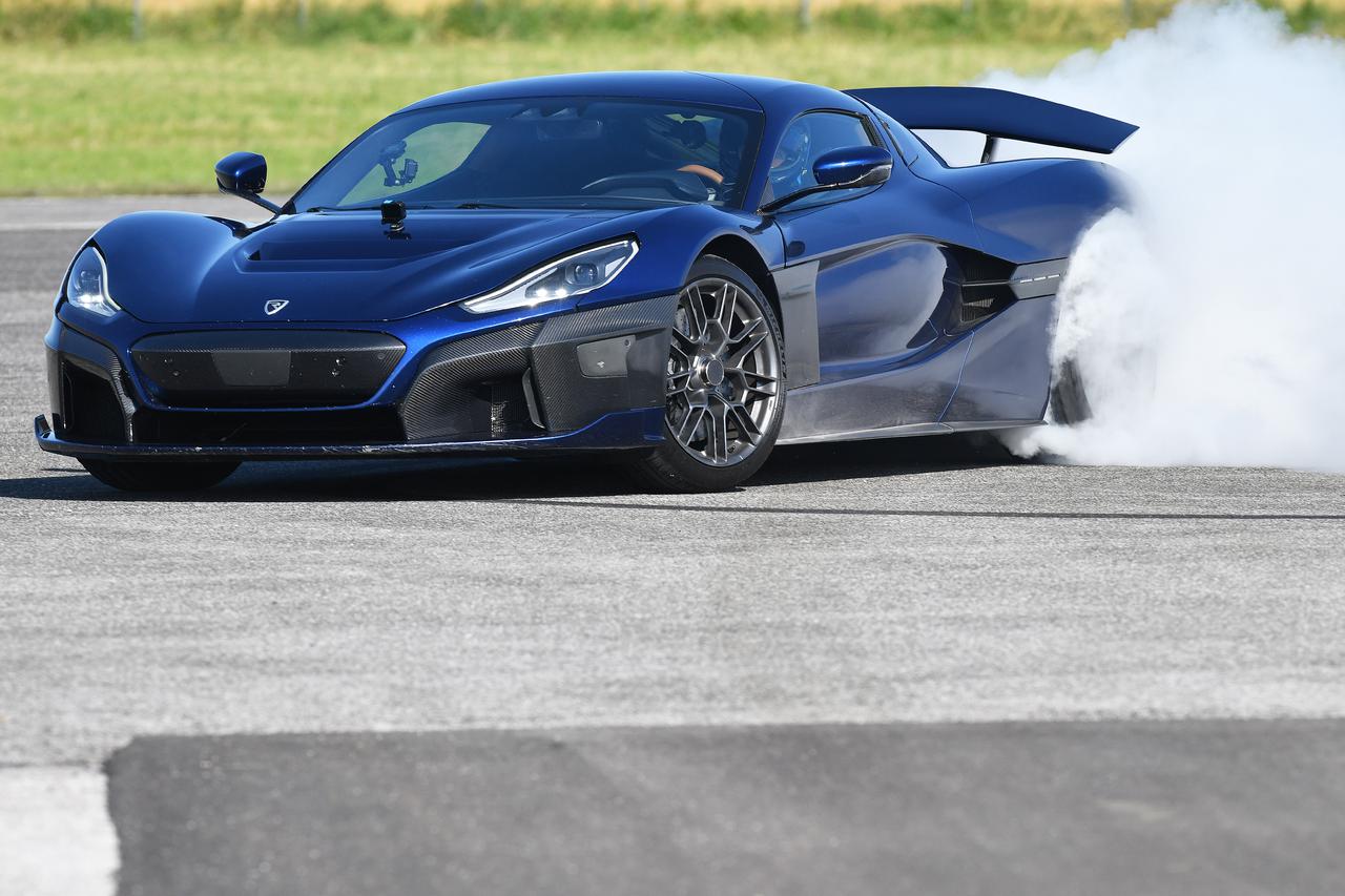 Varaždin: 'Fly Over' utrka: Rimac Nevera protiv aviona