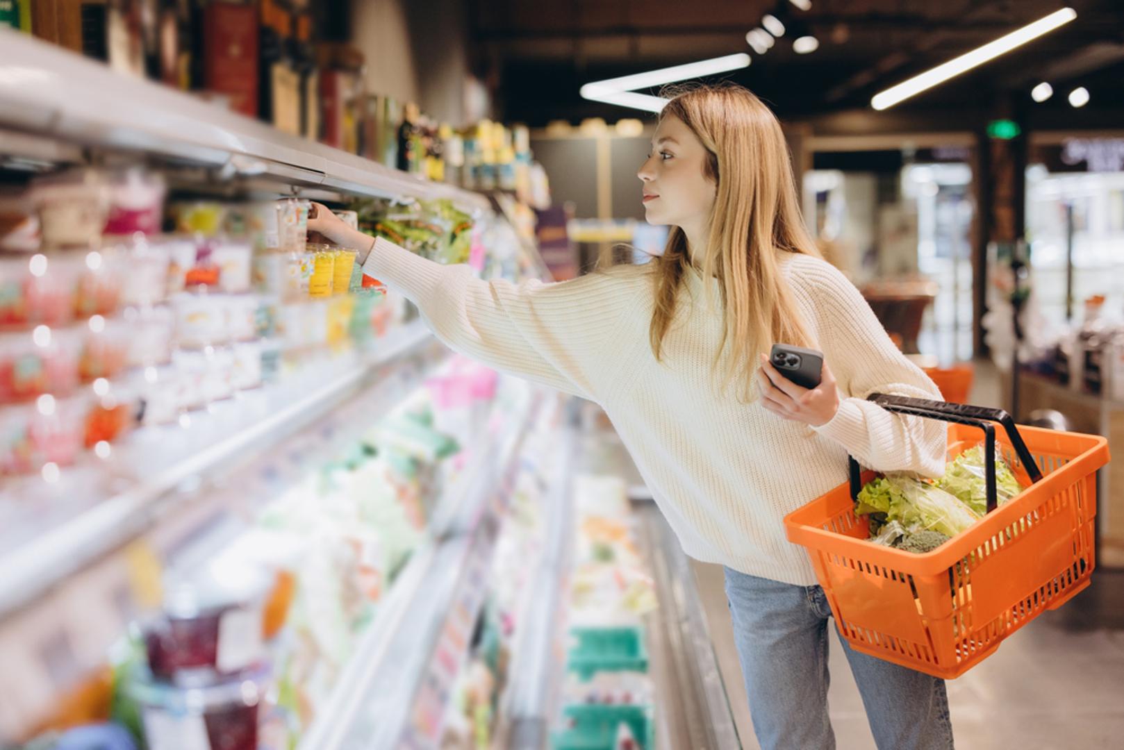 Ostavljanje kvarljivih namirnica gdje god stignete: Ako se predomislite oko mlijeka, jogurta ili mesa, najgore je ostaviti to na polici s tjesteninom ili keksima. Takva hrana se može pokvariti i završiti u otpadu, što je nepotreban gubitak i za trgovinu i za sustav. Najkorektnije je vratiti kvarljivi proizvod u hladnjak ili zamrzivač gdje pripada.