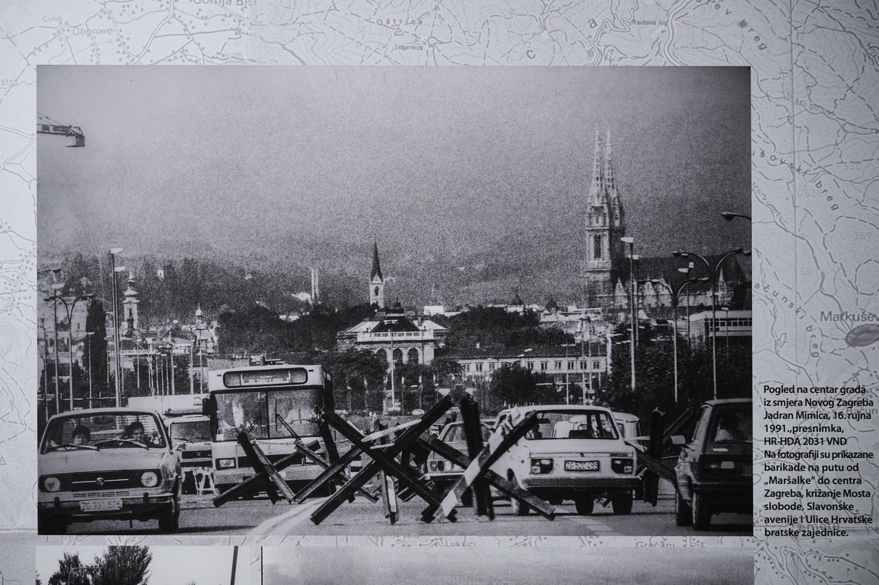 Zagreb: U skloništu Mamutice otvorena izložba fotografija "Vojarna Maršal Tito, u Zagrebu 1991"