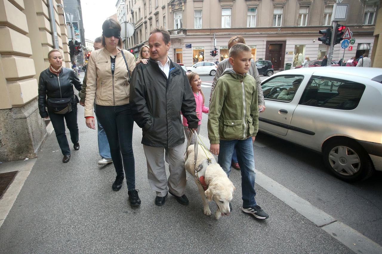 29.09.2015., Zagreb, Muzej za umjetnost i obrt - Projekt Pogled u tamu i izlozba Sanje Falisevac Ljudi i dodiri. Gradjani su sa povezom na ocima prosetali sa slijepim osobama i psima vodicima od Cvjetnog trga do Muzeja za umjetnost i obrt. Photo: Igor Kra