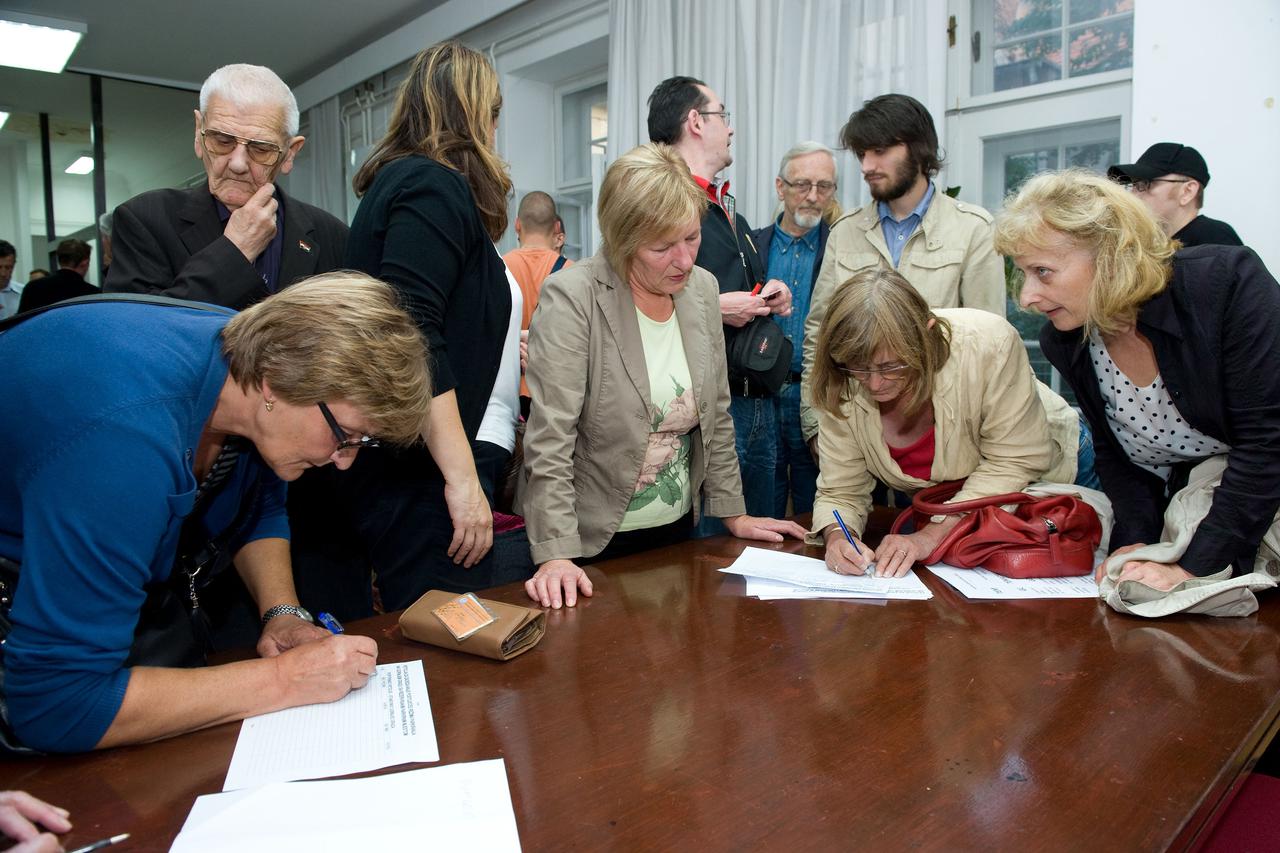 17.09.2014., Zagreb - Mjesni odbor Gornji grad organizirao je Tematsku sjednicu u vezi ukidanja povlastenih parkirnih mjesta Na Gornjem gradu. Sjednicu je vodio Roman Lalic potpredsjednik Mjesnog odbora. Photo: Davor Visnjic/PIXSELL