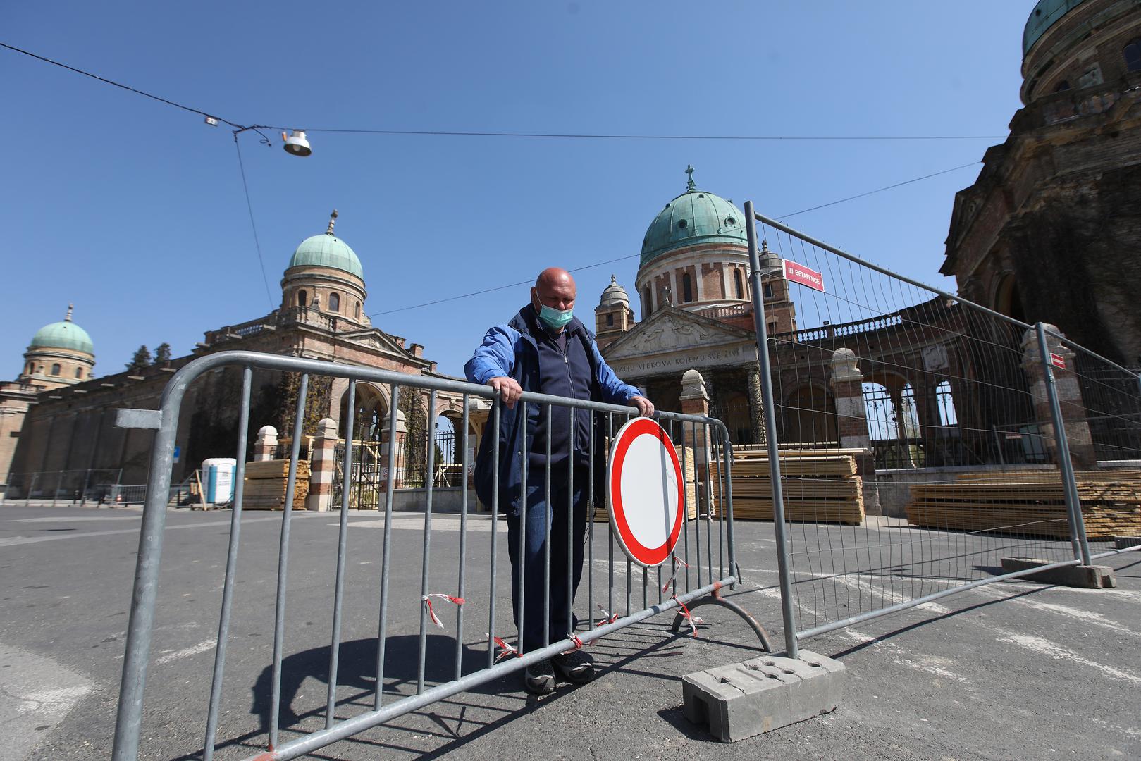 06.04.2020. Zagreb- Nakon potresa u Zagrebu u kojem je gradsko groblje Mirogoj pretrpjelo brojna ostecenja, djelatnici Gradskih groblja popisuju stetu i pokusavaju sanirati manja ostecenja. Potres je ostetio preko 6000 grobova, medju kojima su i spomenici nulte kategorije i mirogojske arkade.
Photo: Boris Scitar/Vecernji list/PIXSELL