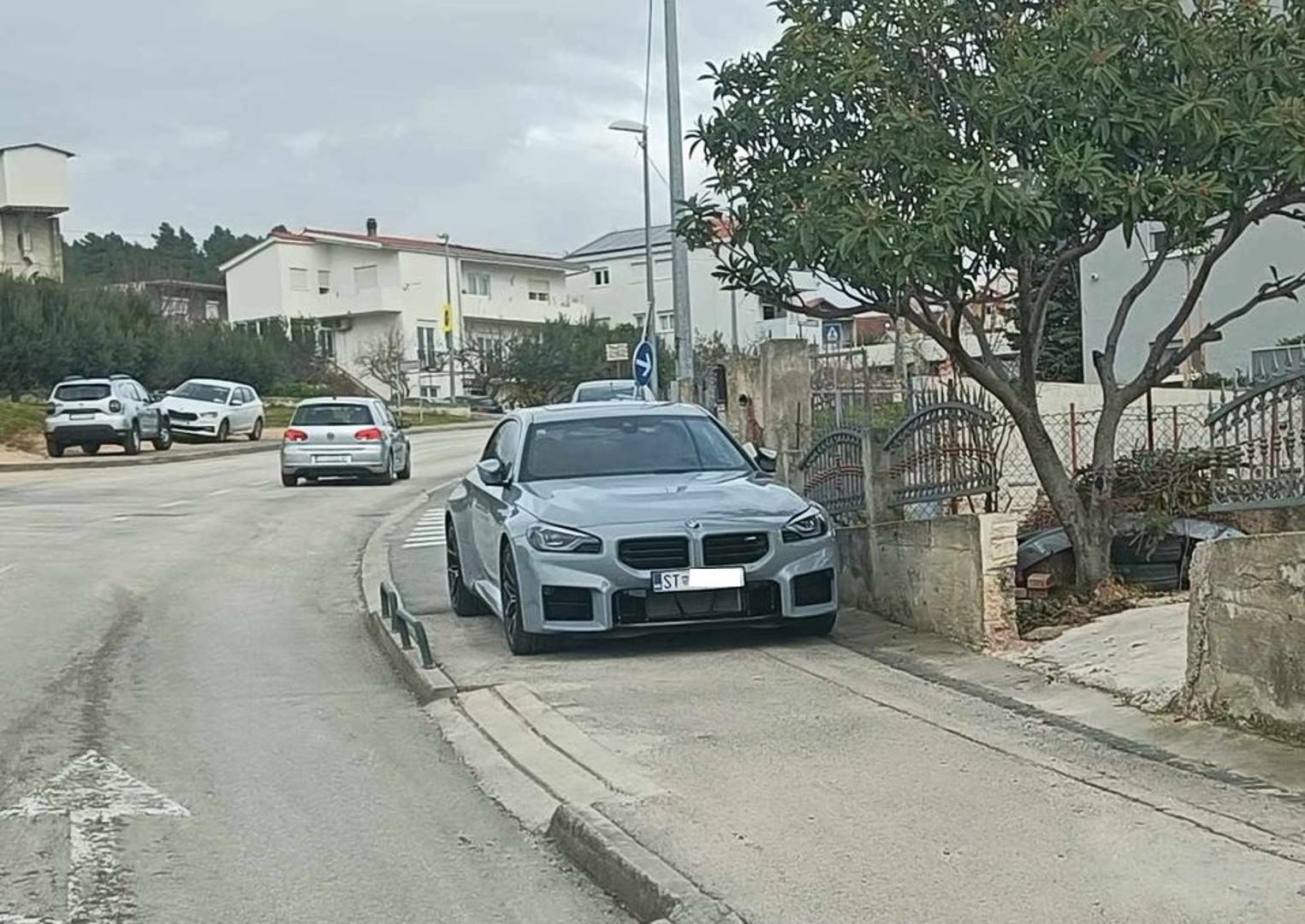 To posebice zna biti frustrirajuće kada svojim parkiranjem zagrađuju druge ili pak onemogućavaju i drugima da parkiraju. 