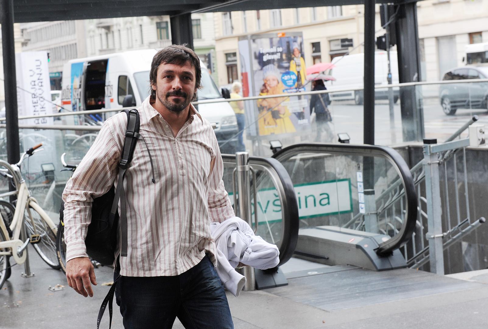 Anđa je u jednom tv gostovanju otkrila kako joj je suprug pustio i snimku svog seksa s njenom prijateljicom s kojom sada ima sina. Iako joj je razvod priuštio stres od kojeg se i razboljela, Anđa je s bivšim zakopala ratne sjekire zbog sina Gašpera koji sad i živi s tatom. 