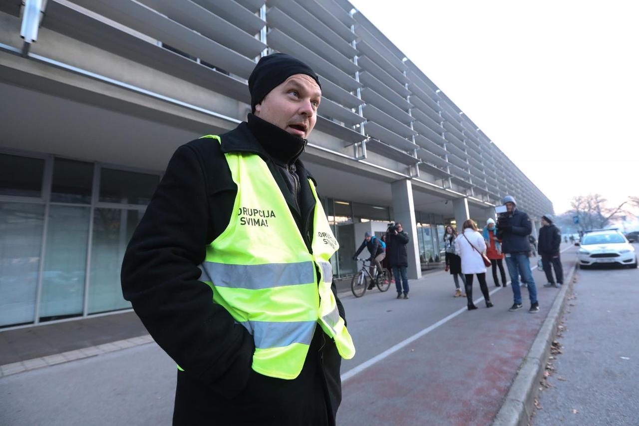 Dario Juričan ispred Holdinga pozdravljao zaposlenike