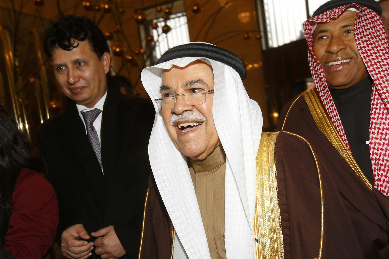 Saudi Arabian Oil Minister Ali al-Naimi (C) arrives at his hotel ahead of a meeting of OPEC oil ministers in Vienna, Austria, December 1, 2015.  REUTERS/Heinz-Peter Bader