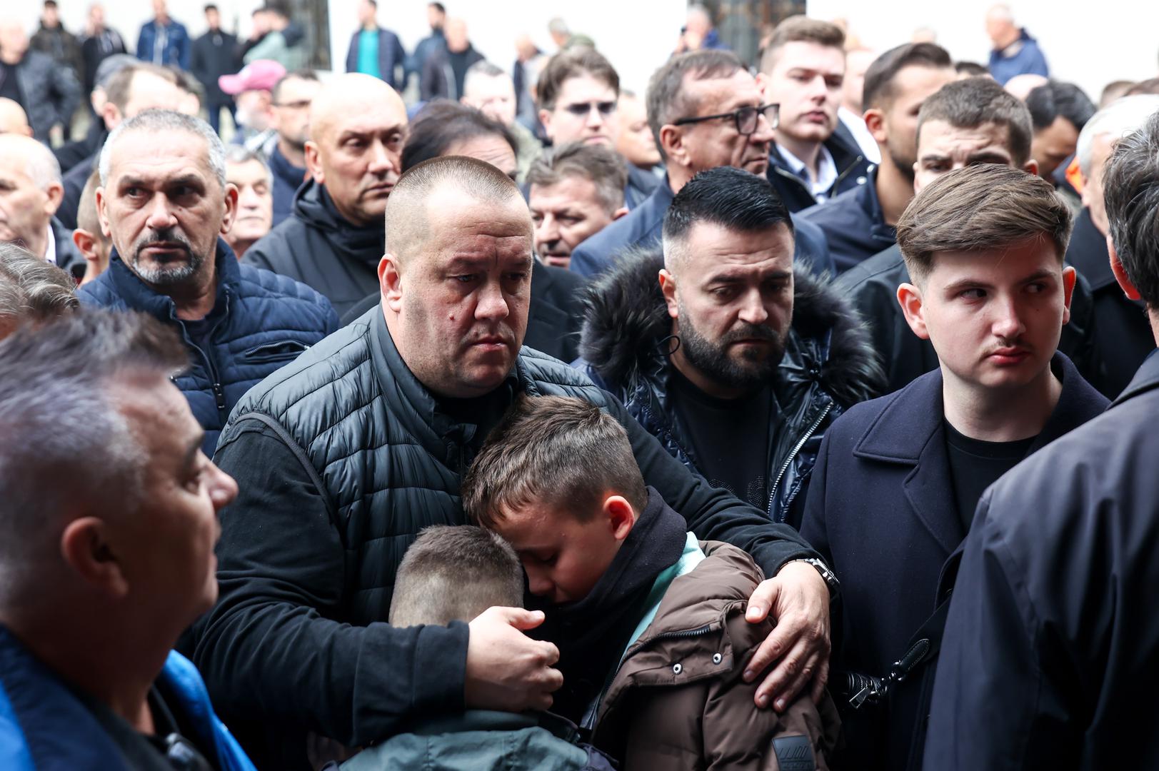 Njegov sin, Dino, slomljen je i neutješan.