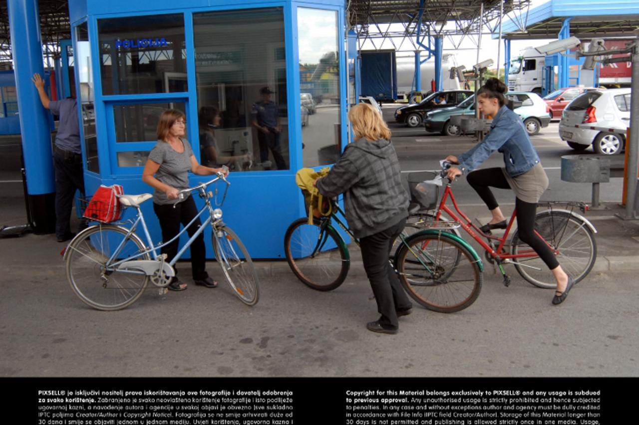'01.07.2013., Slavonski Brod - Prvi dan EU na granicnom prijelazu sa BiH u Slavonskom Brodu nema guzvi i cekanja. Gradjani EU prelaze granicu bez skeniranja dokumenata, samo uz kontrolu ispravnosti. M