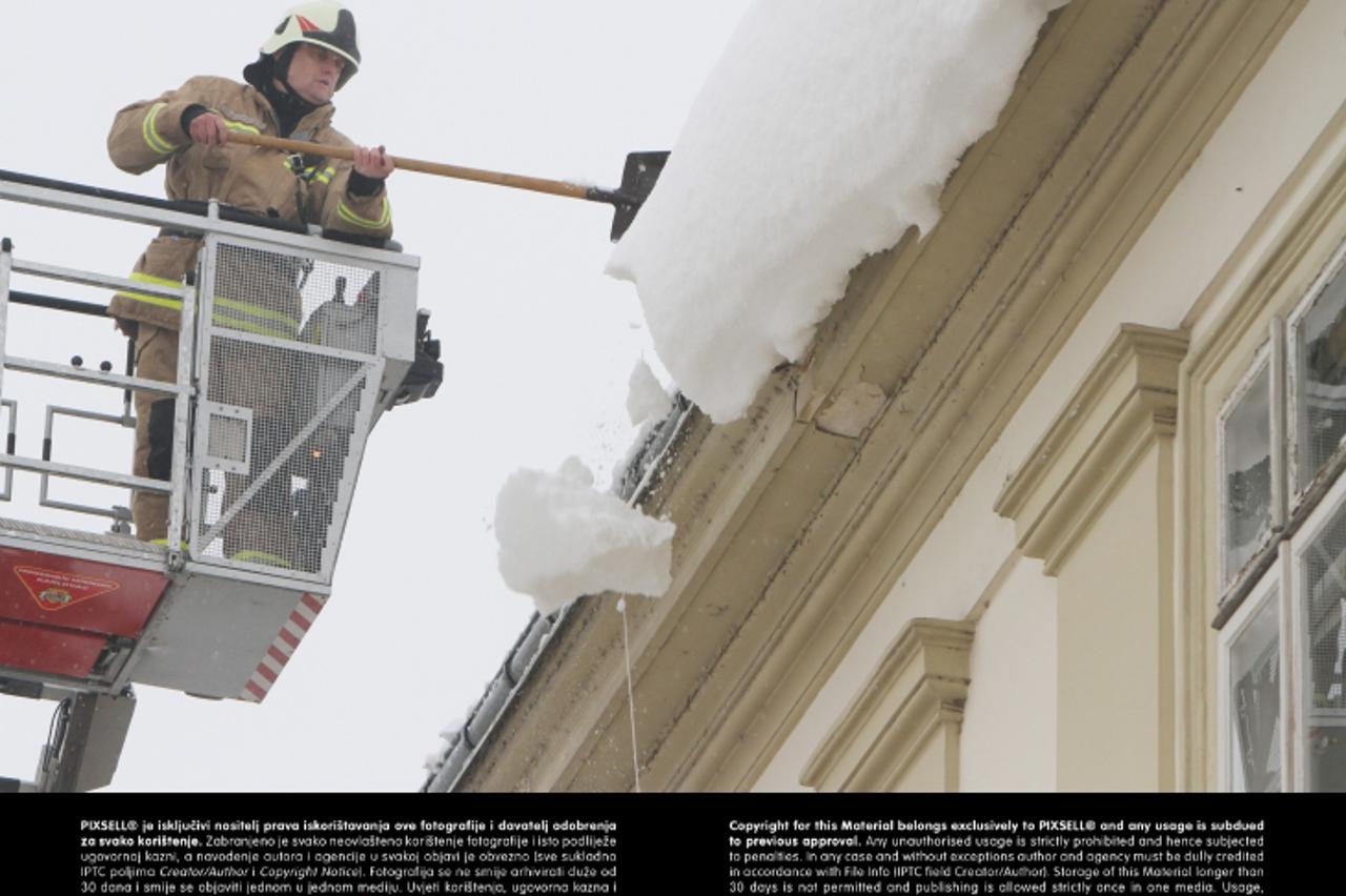 '16.01.2013., Karlovac - Vatrogasci javne vatrogasne postrojbe Grada Karlovca na poziv Uprave zatvora Karlovac ocistili su snijeg s krova koji je prijetio prolaznicima u Krizanicevoj ulici. Photo: Kri