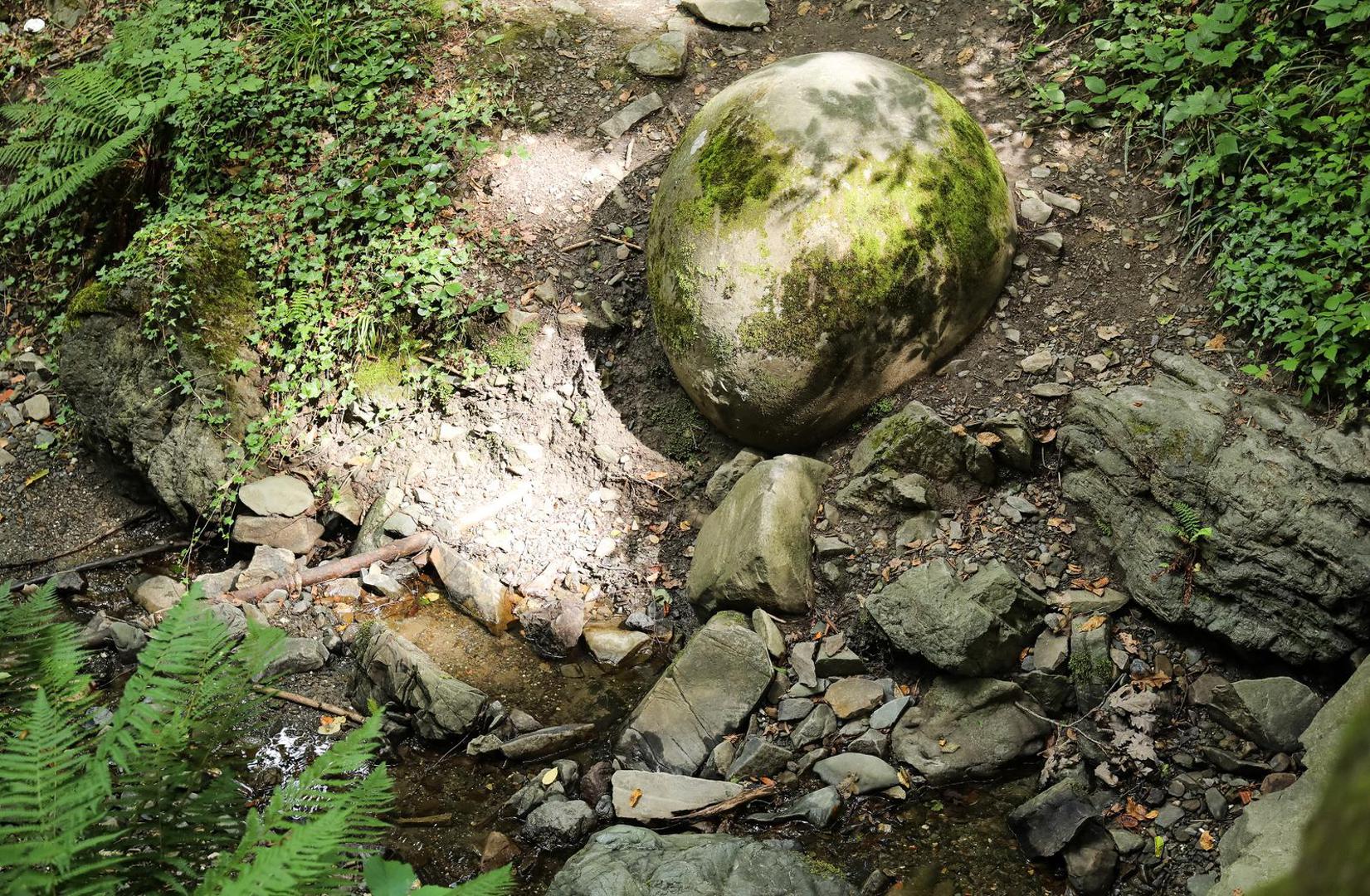 09.08.2023., Zavidovici, Bosna i Hercegovina moze se pohvaliti necim sto se moze pronaci na jos vrlo malo lokacija u svijetu, kamenim kuglama u Zavidovicima. Ovo najvece nalaziste kamenih kugli u Europi, i najmisterioznije mjesto u citavoj zemlji, s obzirom na to da niko sa sigurnoscu ne moze reci kako su ove kugle savrseno preciznog oblika, koje izgledaju kao da ih je neko nacrtao, dospjele na ovo mjesto. Do danas ih je pronadjeno oko 60, od kojih je 11 sacuvano u odlicnom stanju i sve su poredane uz potok u sumi i nalaze se blizu jedna druge. Vjeruje se kako su kamene kugle veliki izvor pozitivne energije a vec slicne postoje u Meksiku, Kostarici i nekim drugim zemljama Juzne Amerike. Photo: Emica Elvedji/PIXSELL