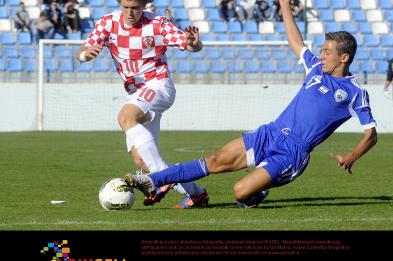 '14.10.2012., Sinj - U-17, kvalifikacije za Euro, Hrvatska - Izrael. Alen Halilovic i Nasikovski Stav.  Photo: Tino Juric/PIXSELL'