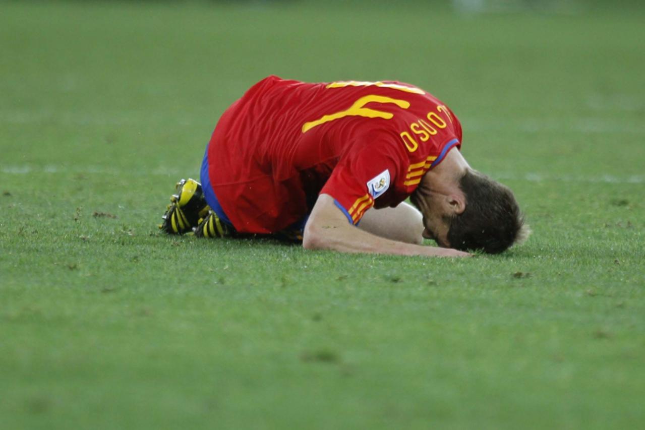 'Spain\'s Xabi Alonso reacts during the 2010 World Cup Group H match against Switzerland at Moses Mabhida stadium in Durban June 16, 2010. REUTERS/Carlos Barria (SOUTH AFRICA  - Tags: SPORT SOCCER WOR