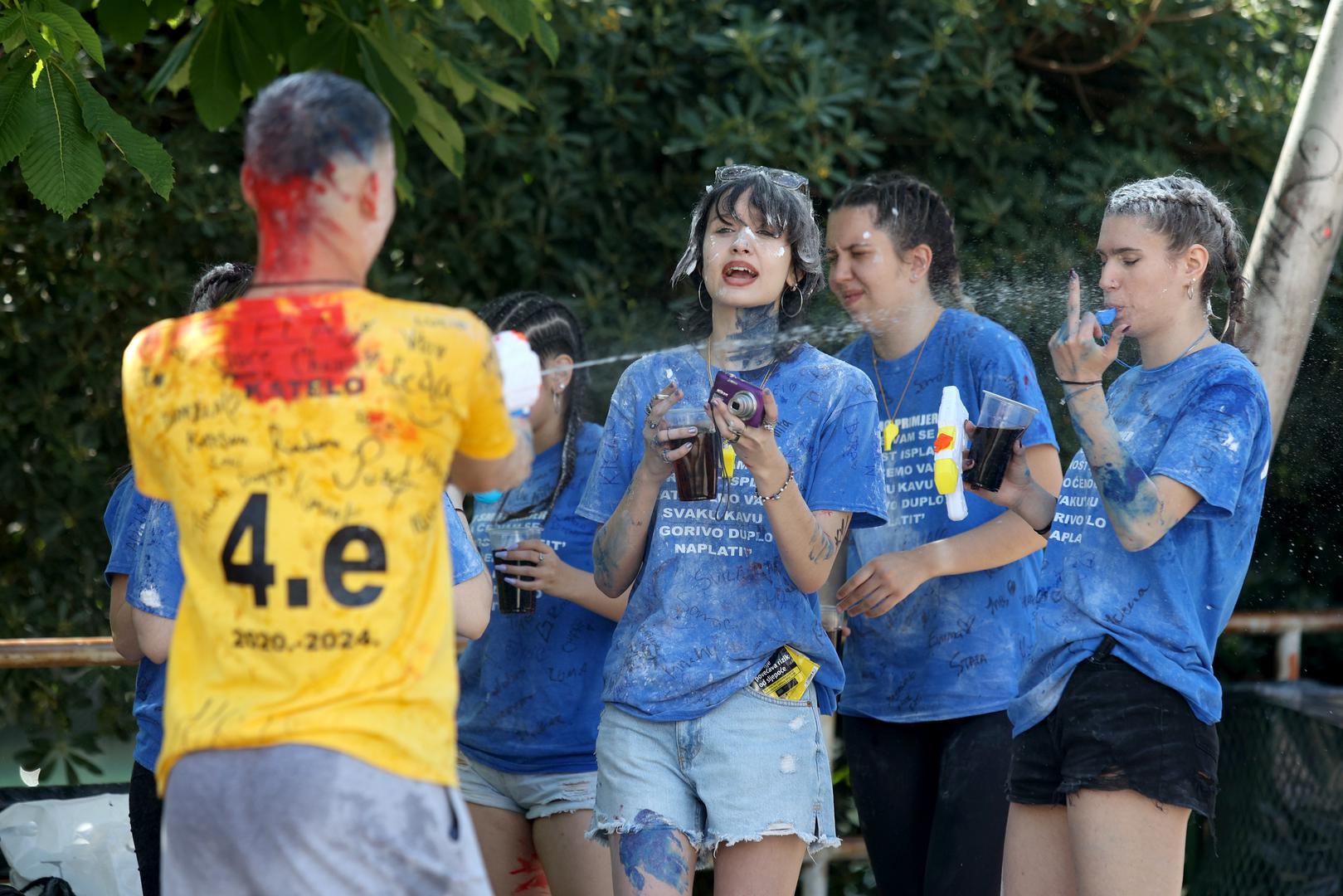 Riječani se pak polijevaju, ali i zalijevaju šarenim bojama. 