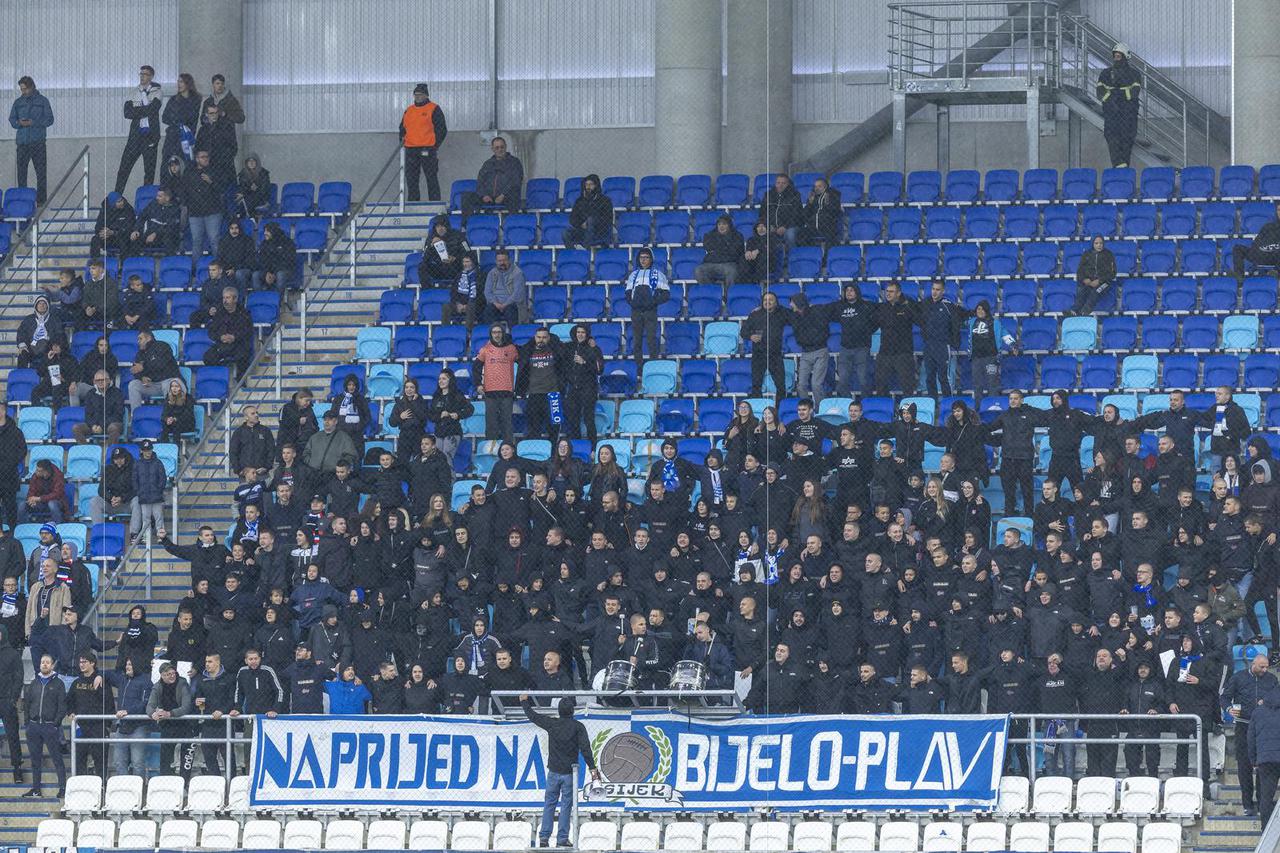 Navijači na tribinama prate susret Osijeka i Slavena 