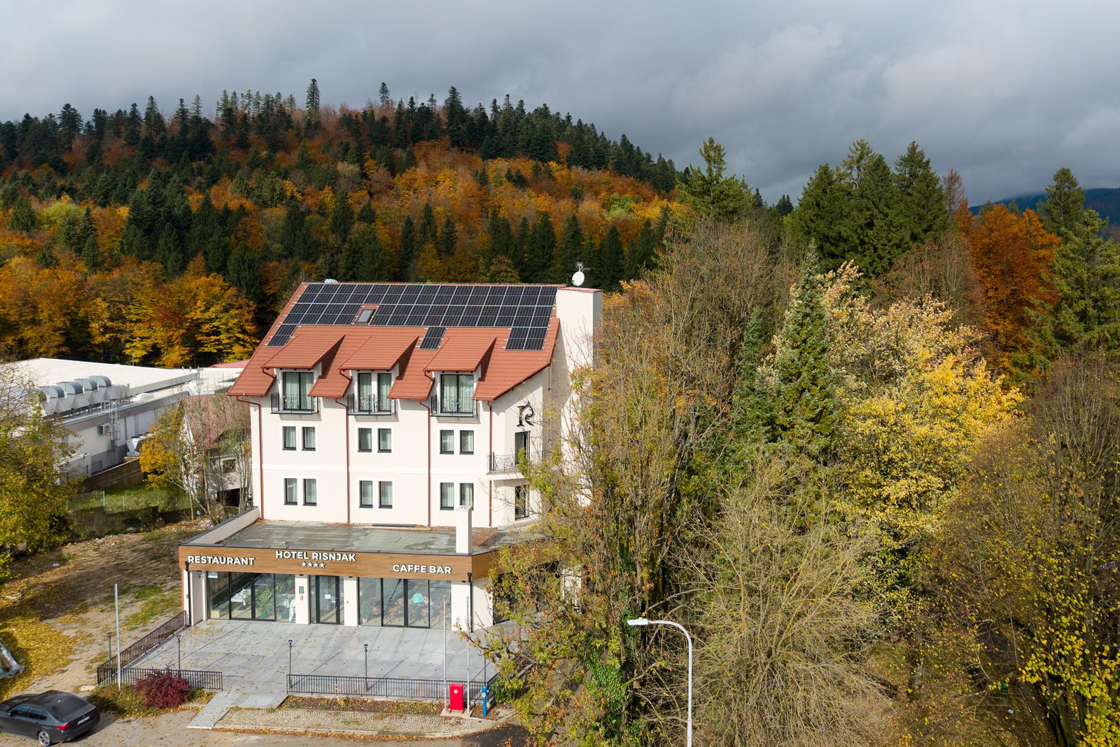 Posebnu čar hotelu daju sobe posvećene slavnim gostima koji su nekada ondje boravili – Draženu Petroviću, Krešimiru Ćosiću i Borisu Dvorniku.

