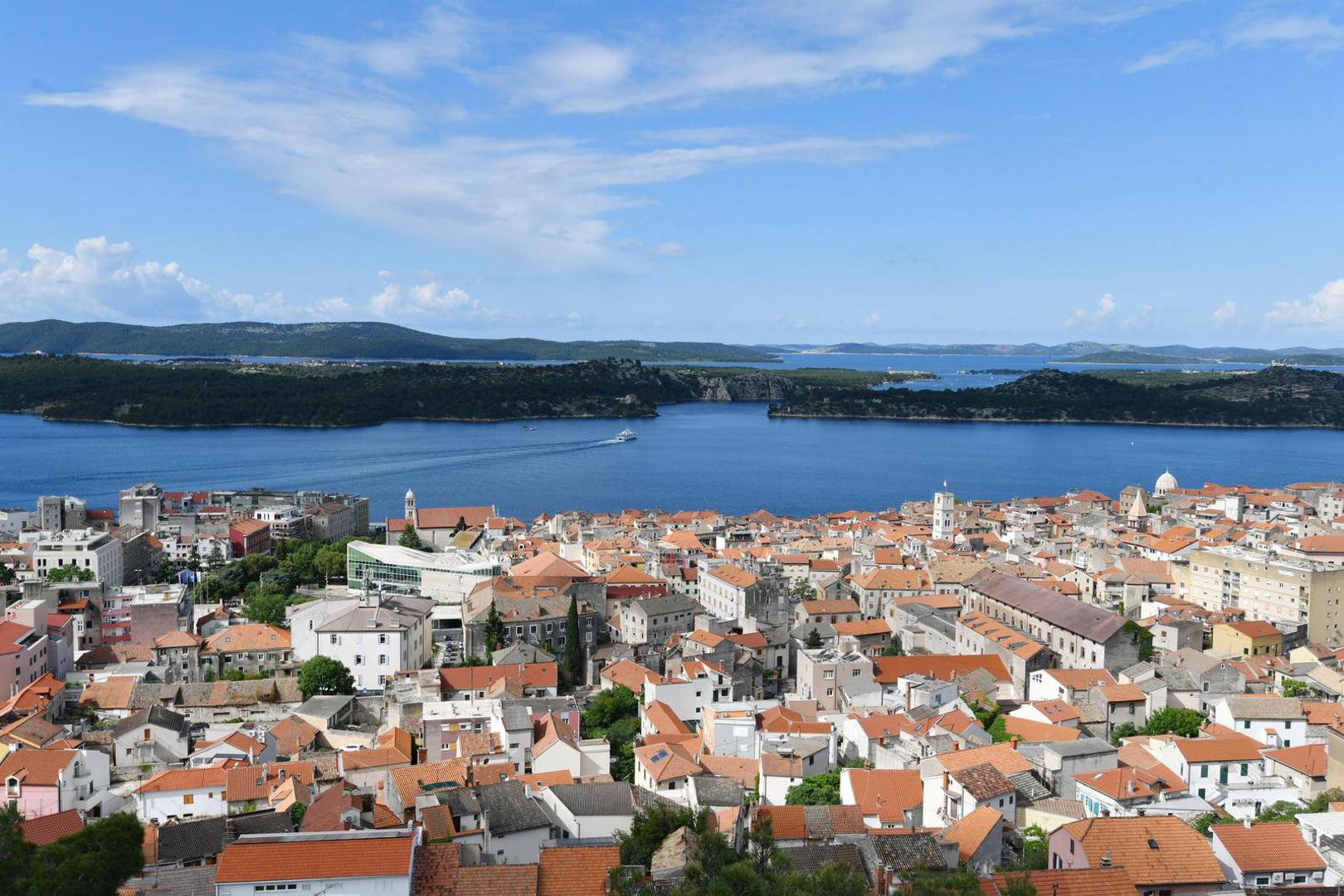 Šibenik: WorldAtlas ističe kako Šibenik ima veću autentičnost od nekih obalnih gradova usmjerenih isključivo na turizam. Grad je i dalje relativno dostupan po pitanju nekretnina prema jadranskim standardima, unatoč snažnoj potražnji. Kao njegova posebna prednost navodi se kompaktnost jer se većina svakodnevnih obaveza može obaviti pješice kroz stari grad i okolne ulice. Za umirovljenike koji žele obalni grad s poviješću, mogućnošću svakodnevnog kretanja pješice i autentičnim životom, Šibenik je jedna od najboljih opcija u Dalmaciji, navodi se. 

