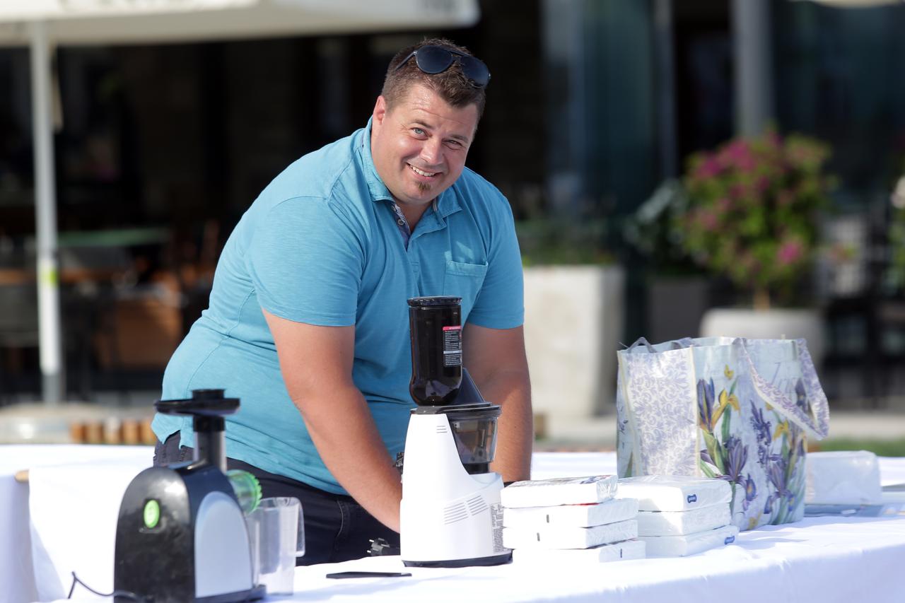 Murter: Načelnik općine Toni Turčinov ispunio obećanje i organizirao Kroasan party