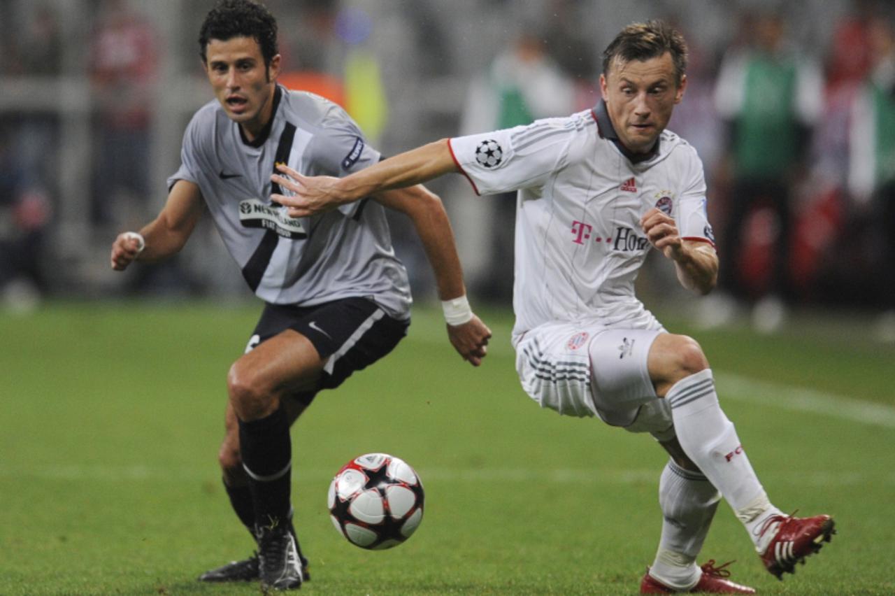 'Bayern Munich\'s Croatian striker Ivica Olic vies with Juventus\' Fabio Grosso during the UEFA Champions League group A football match FC Bayern Munich vs Juventus Turin in the southern German city o