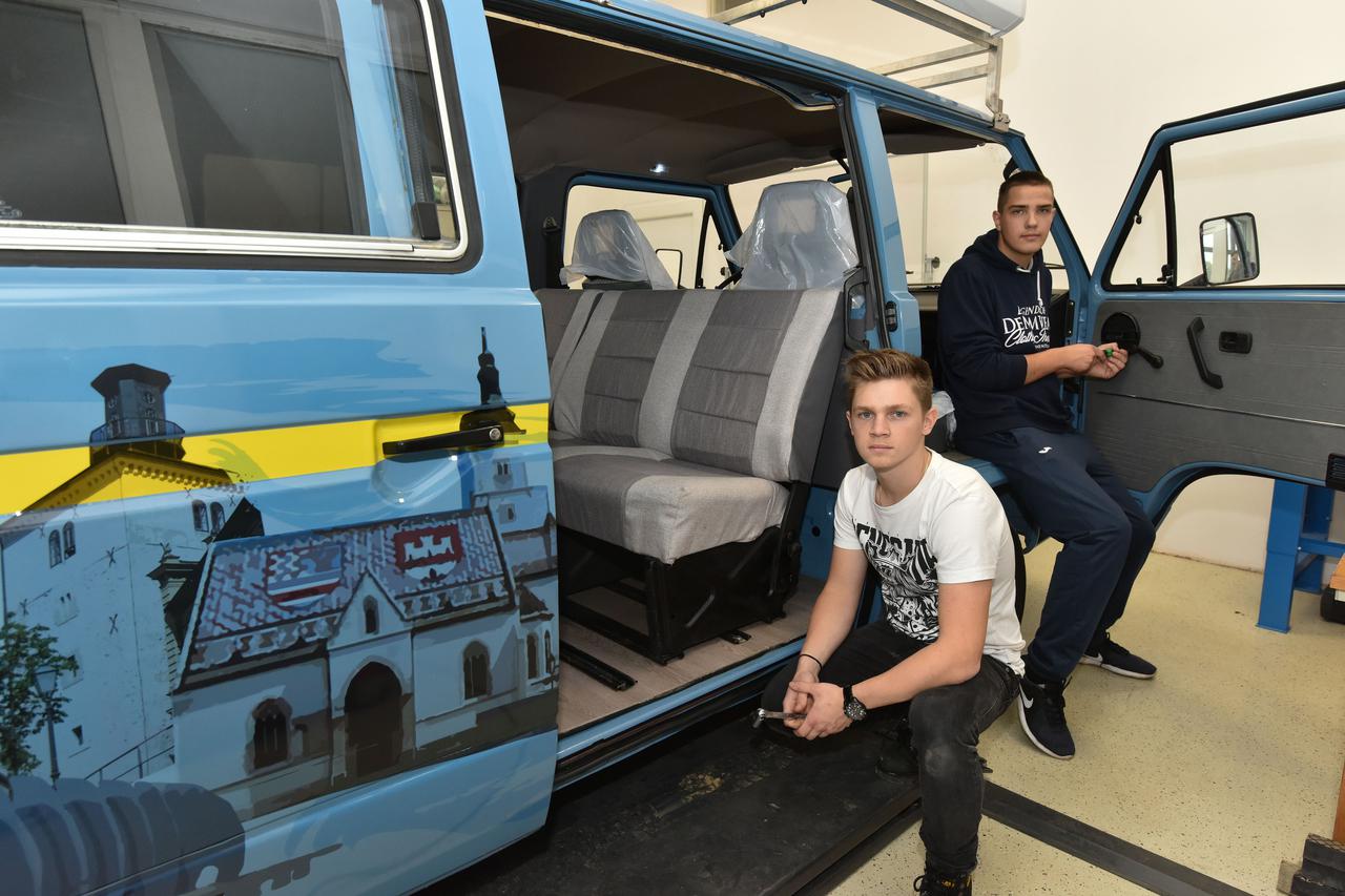Učenici Strojarske obrtničke škole obnovili su oldtimer kombi Volkswagen T3